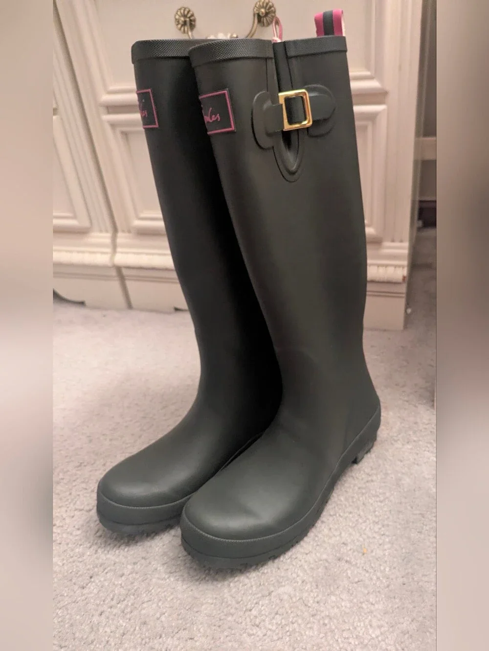 Joules rain boots feature a distinctive olive green matte finish (8)
